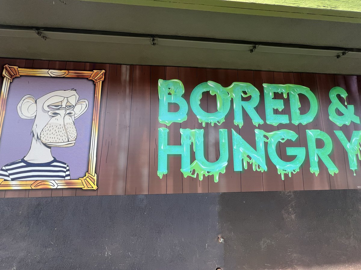 Roothlus's tweet photo. Just got a free meal for holding an ape! 
Amazing concept and unreal branding. This is what CC0 is about!! So dope @BoredNHngry. And yes the burger was 🔥🔥🔥 https://t.co/WgwEODcgdU