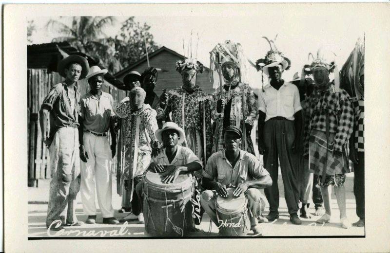 En el mes de la herencia africana en Honduras, comparto una imagen del Grupo Garífuna de 'Yancunú', de la ciudad de Tela en los 50 del siglo pasado. ¡El aporte cultural africano en Honduras es inmenso! Dale RT 📸 Fototeca José Gonzales Paredes