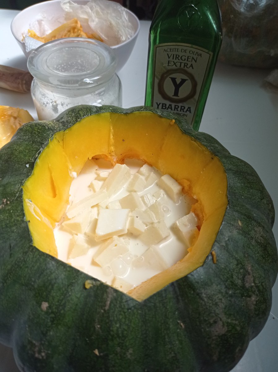 fogondpalo's tweet photo. Abrir la auyama, rellenar de queso, sal, aceite de oliva, pimienta, cerrar y a la parrilla. Mi receta sorpresa de el patio.... https://t.co/lQbxU0l8Cz