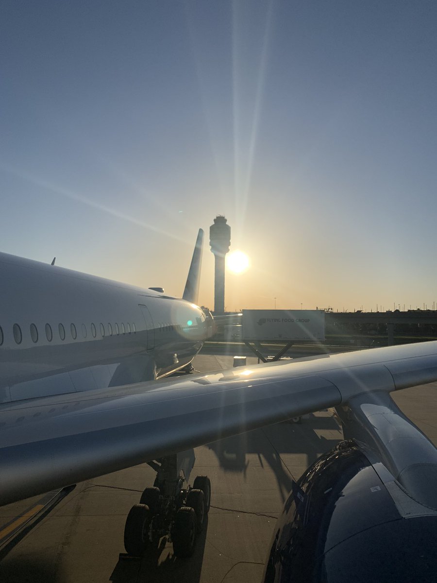 Vanillapilotlhr's tweet photo. Sun setting on @MCO. Walk round done, fuel on, aircraft cleaned and now boarding our passengers. 

Flight of 7:15 back to @HeathrowAirport. See you all in the morning! 🌎✈️

#avgeek #wepilots #a350 #BA204 https://t.co/duFZkV5Ij7