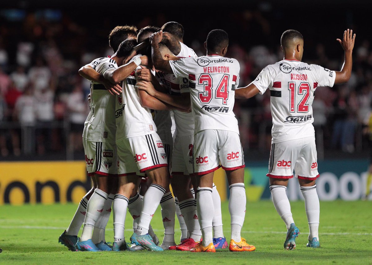 SaoPauloFC's tweet photo. VAMOS, SÃO PAULOOOO ❤️🤍🖤 https://t.co/pZ8JQyEZUD