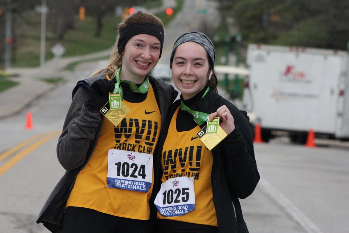 <a href="/GillianThomas_/">Gillian Thomas</a> &amp; @katiefarinash ran a snowy, cold 13.1 at the <a href="/nirca/">NIRCA</a> Half Marathon Championship ❄️🏆
