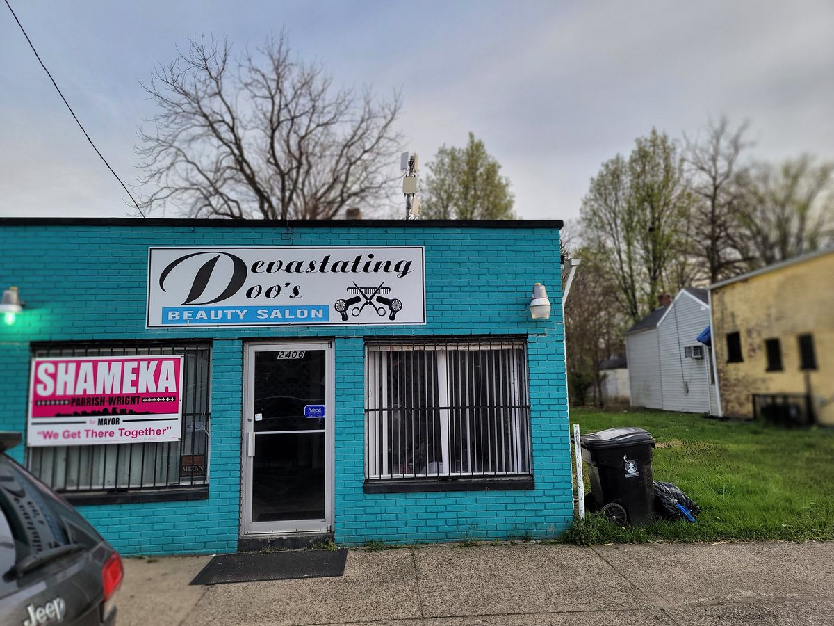 We have more large signs in y'all! Thank you to all the #TeamShameka home &amp; business owners who are giving us permission to place our #ShamekaforLouMayor large &amp; small signs. Just placed a sign around the corner from where I lived for yrs at 24th &amp; Jefferson. #Mom2Mayor #LouMayor