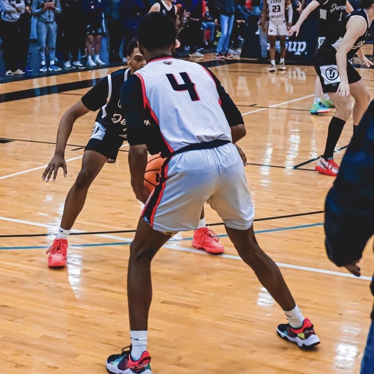ScoutProspect's tweet photo. #PointGod @d1trellfromd #HoopGroup weekend 3-1, Explosive start G1 24pts/7 ast/6 stl/2 blk | G2 8pts/3 rbs/3 ast/1 stl | G3 2pts/3 rbs/2 stl | G4 17pts/5 ast/2 stl…got injured &amp; played through it #Imagine if he was 100% #TalkinRings #VitoSelect https://t.co/jE4je1MVqT