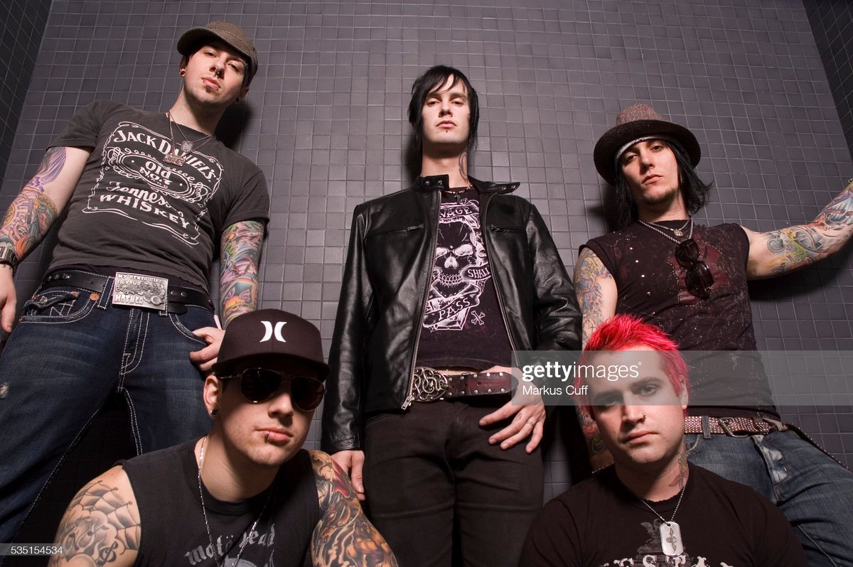 jimmysullivanbr's tweet photo. Backstage do Anfiteatro Gibson em Los Angeles, Califórnia.
Foto: Markus Cuff/Corbis via Getty Images
#avengedsevenfold #Sevenfold #A7X #foREVer #TheRev #Fiction #JimmySullivan #JamesOwenSullivan #JamesSullivan #PinklySmooth #TheReverendTholomewPlague https://t.co/HrLMDlaCPp