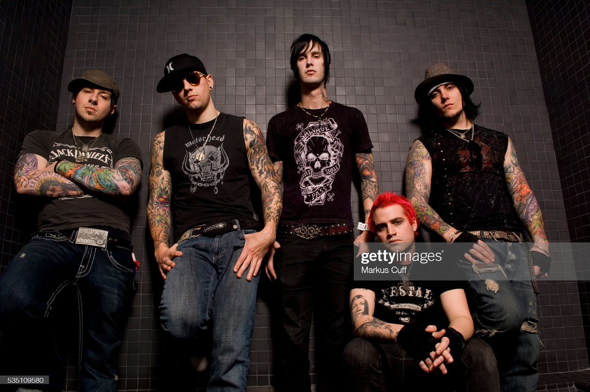 jimmysullivanbr's tweet photo. Backstage do Anfiteatro Gibson em Los Angeles, Califórnia.
Foto: Markus Cuff/Corbis via Getty Images
#avengedsevenfold #Sevenfold #A7X #foREVer #TheRev #Fiction #JimmySullivan #JamesOwenSullivan #JamesSullivan #PinklySmooth #TheReverendTholomewPlague https://t.co/HrLMDlaCPp