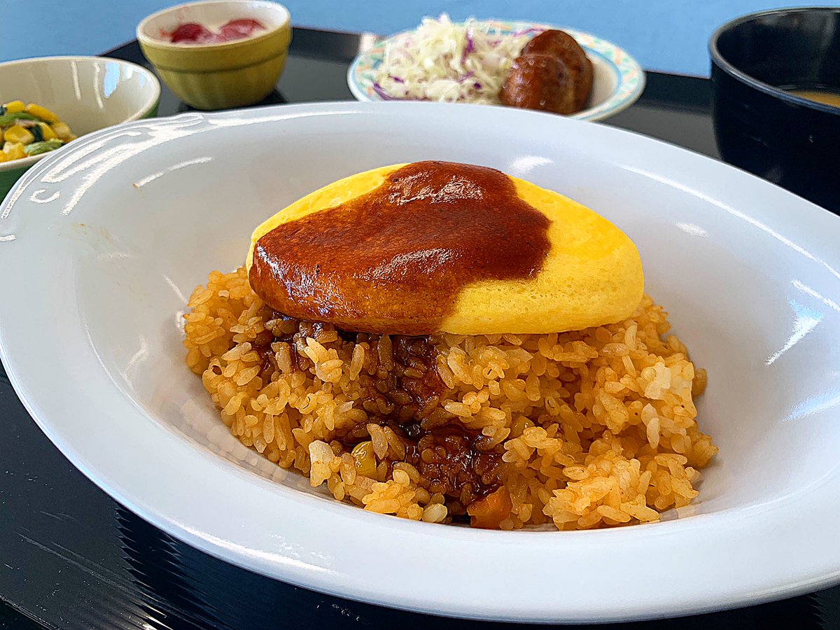 【ふわふわ！オムライスデミソース！】 今日の献立は ・オムライスデミソース ・なめこ豆腐汁 ・野菜の肉団子煮 ・お手製煮苺入りゼリー ・ほうれん草コーンサラダ ＃陸自飯 ＃旭川駐屯地 ＃料理 