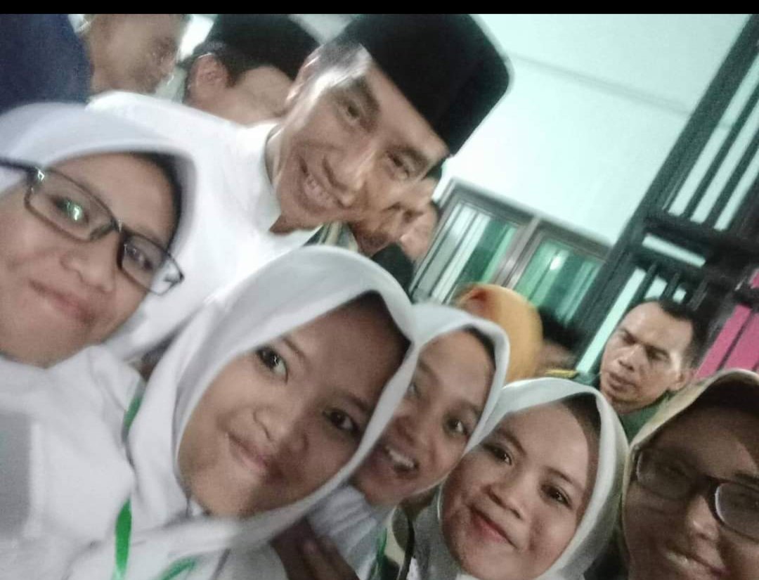 indahbxb's tweet photo. Hidup kita cuma tiga hari ini, hari kemaren dan hari esok.  entah tahun berapa foto ini di ambil waktu itu bapak presiden di undang ke pondok kami dalam suatu acara

#SayaBersamaJokowi https://t.co/P9IsMUyqSG