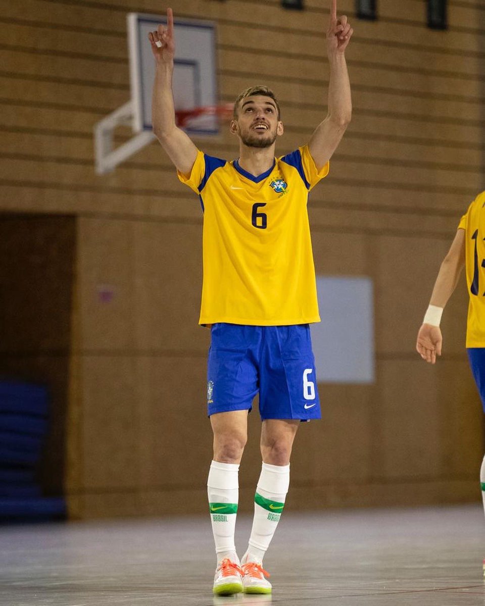 Finalizado nossa preparação na França com a seleção Brasileira, muito feliz mais vitória e pelo primeiro gol com essa camisa. 
Um sonho da minha família e amigos realizado. Com pessoas espetaculares, dias eternizados em minha memória,só agradecer a Deus!
Tudo bem de Deus🙌🏻🙌🏻