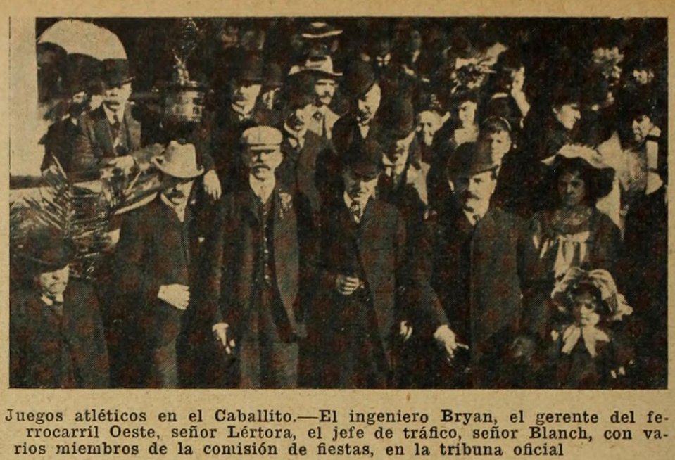 1-9-1907.
Conmemorado el cincuentenario de la inauguración de la primera línea férrea de nuestro país, jugaron en el field de Caballito los empleados del Ferrocarril Oeste y del Ferrocarril Pacífico, ganando los primeros 2 a 1.
El festejo había sido postergado un día por lluvias.