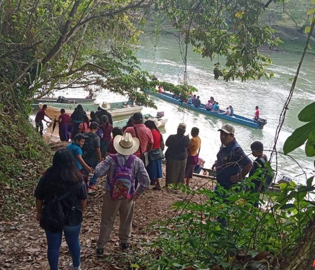 #YoYaVote 
🚨 En la Selva Lacandona, Chiapas, el #INEcorruptisimo no puso casillas y el Pueblo se tuvo que organizar para viajar 30 kms para poder votar por AMLO.

El Pueblo Unido Jamás Será Vencido...