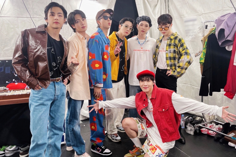soompi's tweet photo. #BTS Breaks Their Own Guinness World Record With Their Win At 2022 Nickelodeon Kids' Choice Awards #KCA
https://t.co/xP2v9ZvRXr https://t.co/xYu0H8CGiG