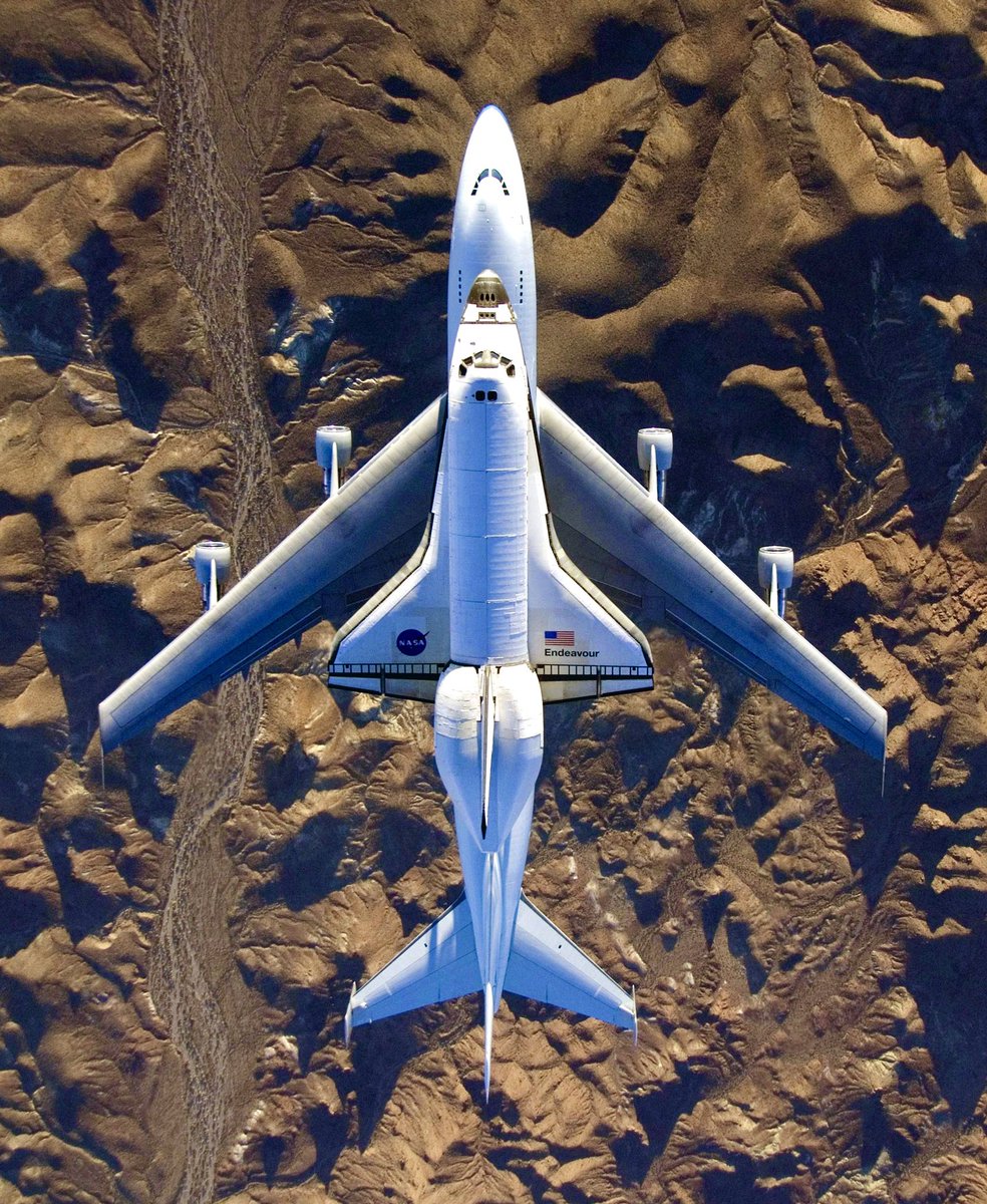 SpaceToday1's tweet photo. Foto icônica da exploração espaciL mostrando o Ônibus Espacial Endeavour sendo levado nas costas do Boeing 747, essa foto foi feita pela fotógrafa da NASA, Carla Thomas. https://t.co/yIK0K1yj6X