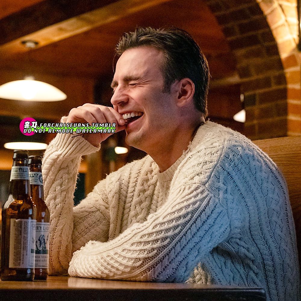 safeforevans's tweet photo. Chris Evans behind the scenes of ‘Knives out’ https://t.co/aNaz7SaQL8