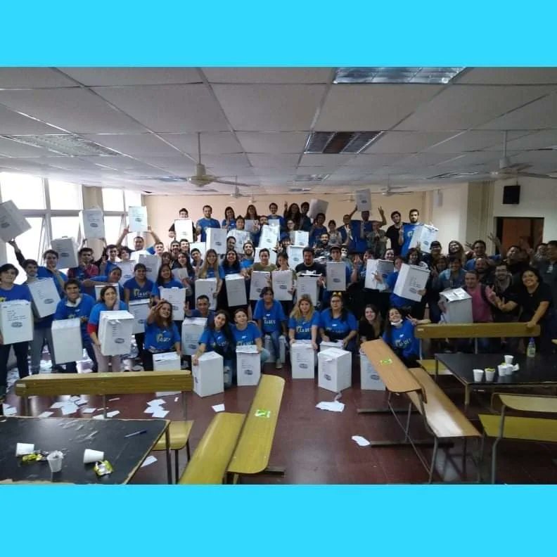 Partuniversidad's tweet photo. CONTUNDENTE TRIUNFO EN SOCIALES UBA 

La UES Sociales                        44,29 %   4015 votos
Lista 15(Campora, Mella, etc.)  35,43 %   3212 votos
Frente de Izquierda                  10,76 %     976 votos https://t.co/WlnxnI7ub5