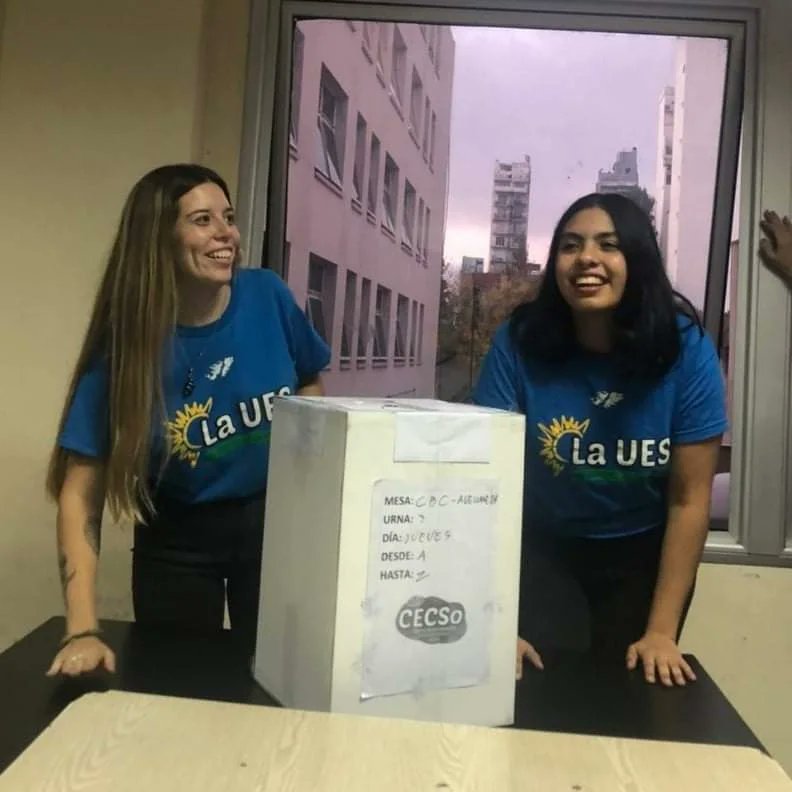 Partuniversidad's tweet photo. CONTUNDENTE TRIUNFO EN SOCIALES UBA 

La UES Sociales                        44,29 %   4015 votos
Lista 15(Campora, Mella, etc.)  35,43 %   3212 votos
Frente de Izquierda                  10,76 %     976 votos https://t.co/WlnxnI7ub5