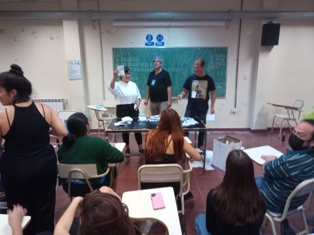 Partuniversidad's tweet photo. CONTUNDENTE TRIUNFO EN SOCIALES UBA 

La UES Sociales                        44,29 %   4015 votos
Lista 15(Campora, Mella, etc.)  35,43 %   3212 votos
Frente de Izquierda                  10,76 %     976 votos https://t.co/WlnxnI7ub5