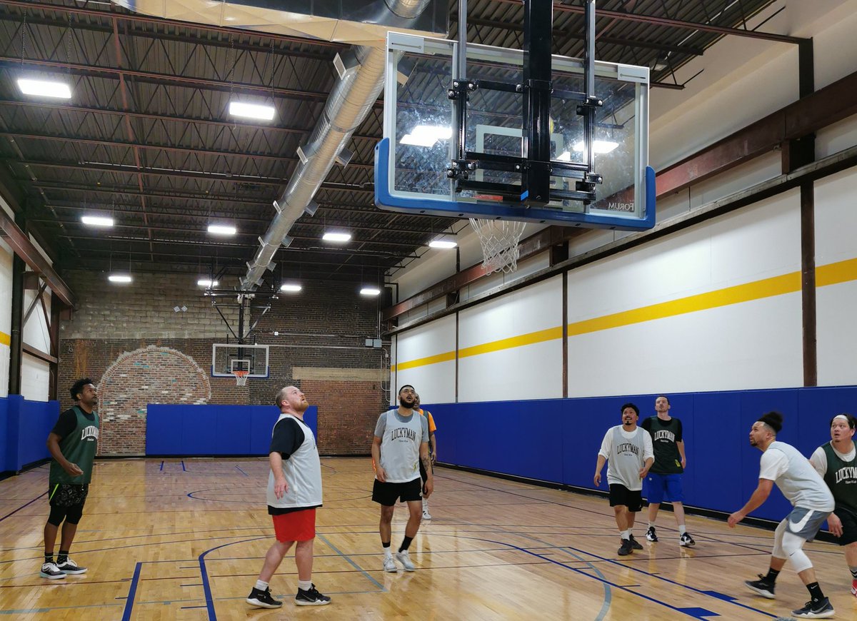 CanBallReport's tweet photo. #sundayservice tonight. @luckymansc
@ballmatics
#CanBall #luckymansc #ballmatics #hoops #ballislife #basketball #oldmanrun https://t.co/MjmlZDTB8o
