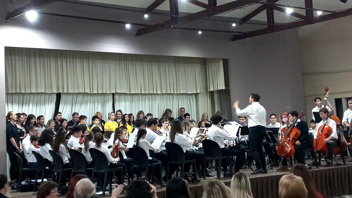 nokulik's tweet photo. Orquesta Vientos de Cambio con el Coro de la UEGP 169. Un lujo para Saenz Peña!! https://t.co/Rlvo9IlN6Q