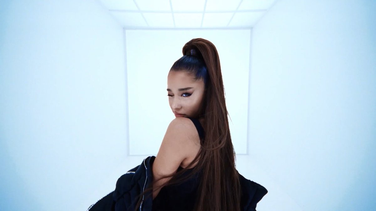 tundaily's tweet image. in my head - ariana grande
vogue 2019