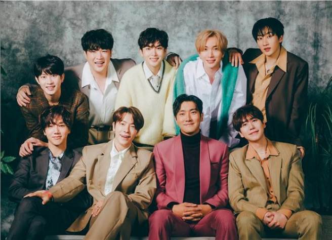 aykHyuk's tweet photo. 6000日おめでとう🎉
ずっとみんな一緒が良い！！！😭

#슈퍼주니어
#SUPERJUNIOR
#6000DaysWithSuperJunior https://t.co/tf58q5wvwk