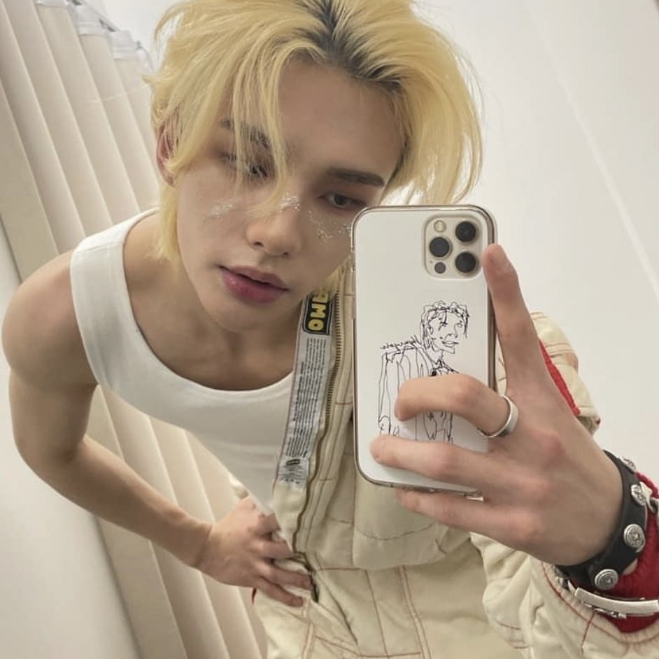 plorystay's tweet photo. this pose 

#hyunjin #CHAEIN 
#StrayKids #PURPLE_KISS https://t.co/pSqCQtcy3E