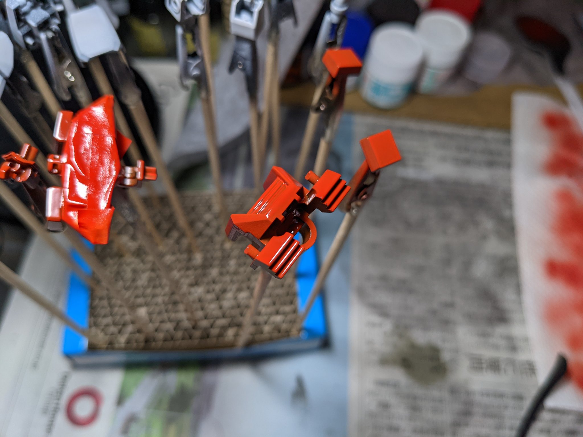 ガンプラ撮影 ヒガダイ 初めてのエアブラシ その3 1 調色したオレンジの希釈を変更して吹き付け 塗料濃いめ 発色がぐっと良くなった 希釈も結構繊細なのね ちなみに 使用してる塗料はクレオスの水性ホビーカラーです ガンプラ