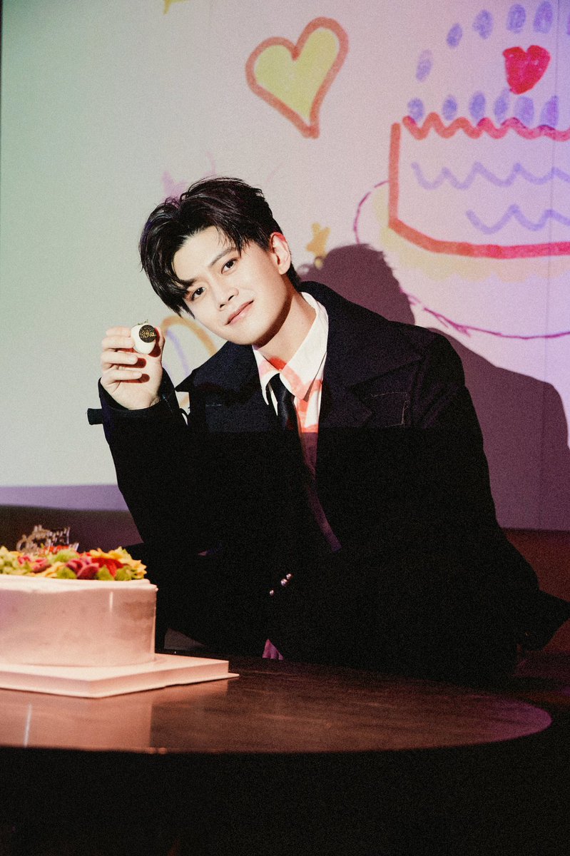 Allenrenseven's tweet photo. 生日快樂  สุขสันต์วันเกิดนะอิพ่อ🎂🎂🎉 #เหรินเจียหลุน  ขอให้อิพ่อมีความสุขมากๆ สุขภาพแข็งแรง มีงานเข้ามาเยอะๆ มีซีรี่ย์ให้พวกเราได้ดูเยอะๆ เจริญก้าวหน้าในหน้าที่การงาน ชีวิตสุดปัง ตลอดไป ขอให้มีแต่คนรักอิพ่อเยอะๆขึ้นทุกๆวัน  ขอให้อิพ่อพักผ่อนเยอะๆ กินเยอะๆ 

#renjialun #allenren https://t.co/jxibsm7yhm