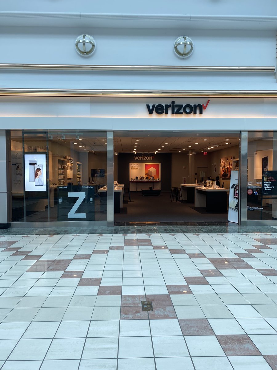 AlexisOgra's tweet photo. Is this really the best marketing to be using right now??? @SamsungMobile  @Verizon https://t.co/bjxsBcy3x0