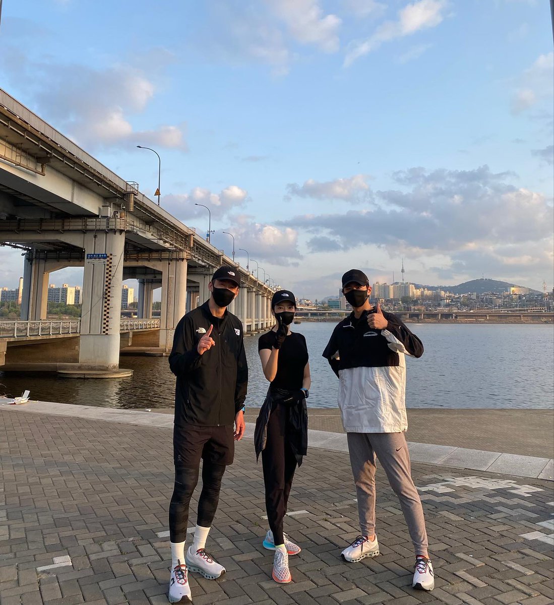 🏃‍♀️🏃‍♂️มหากาพย์การวิ่งเช้านี้

คุณยุนเซอา นักแสดงหญิงรุ่นพี่ลงไอจีว่า ที่ริมแม่น้ำฮัน อยู่ๆก็เจอ #พัคโบกอม และคุณฌอน วิ่งผ่านมา ก็เลยแวะทักทาย ถ่ายรูปกันค่ะ พร้อมอำลามองพวกเขาวิ่งหายไปราวกับควัน (? 5555) สงสัยจะวิ่งเร็วมากลู๊กกกกก

instagram.com/p/CcMMUFhP1Jz