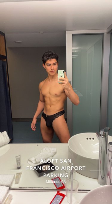 But first! #mirrorselfie #alfonsoxxx 😘 https://t.co/LLJ9Ytc5iv