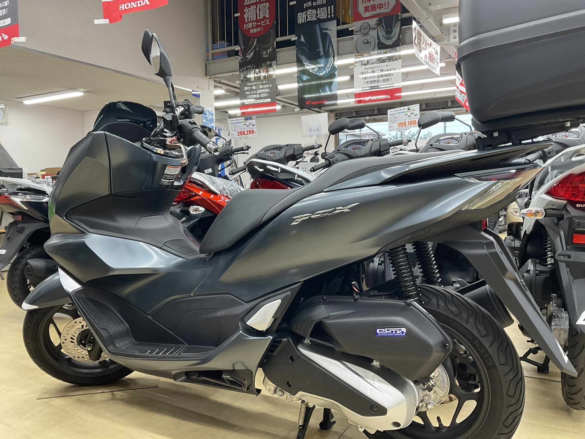 バイクフォーラム 新型pcxの中古車が入荷致しました 走行は10kmとなっております リアボックスも付いておりおすすめです 新車は待ちが多いので今すぐ必要な方は是非ご来店ください 鹿児島店にて展示しております Pcx125 Jk05 中古車 バイク バイクフォーラム 新型pcxの中古車が入荷致しました 走行は10kmとなっております リアボックスも付いておりおすすめです 新車は待ちが多いので今すぐ必要な方は是非ご来店ください 鹿児島店にて展示しております Pcx125 Jk05 中古車 バイク