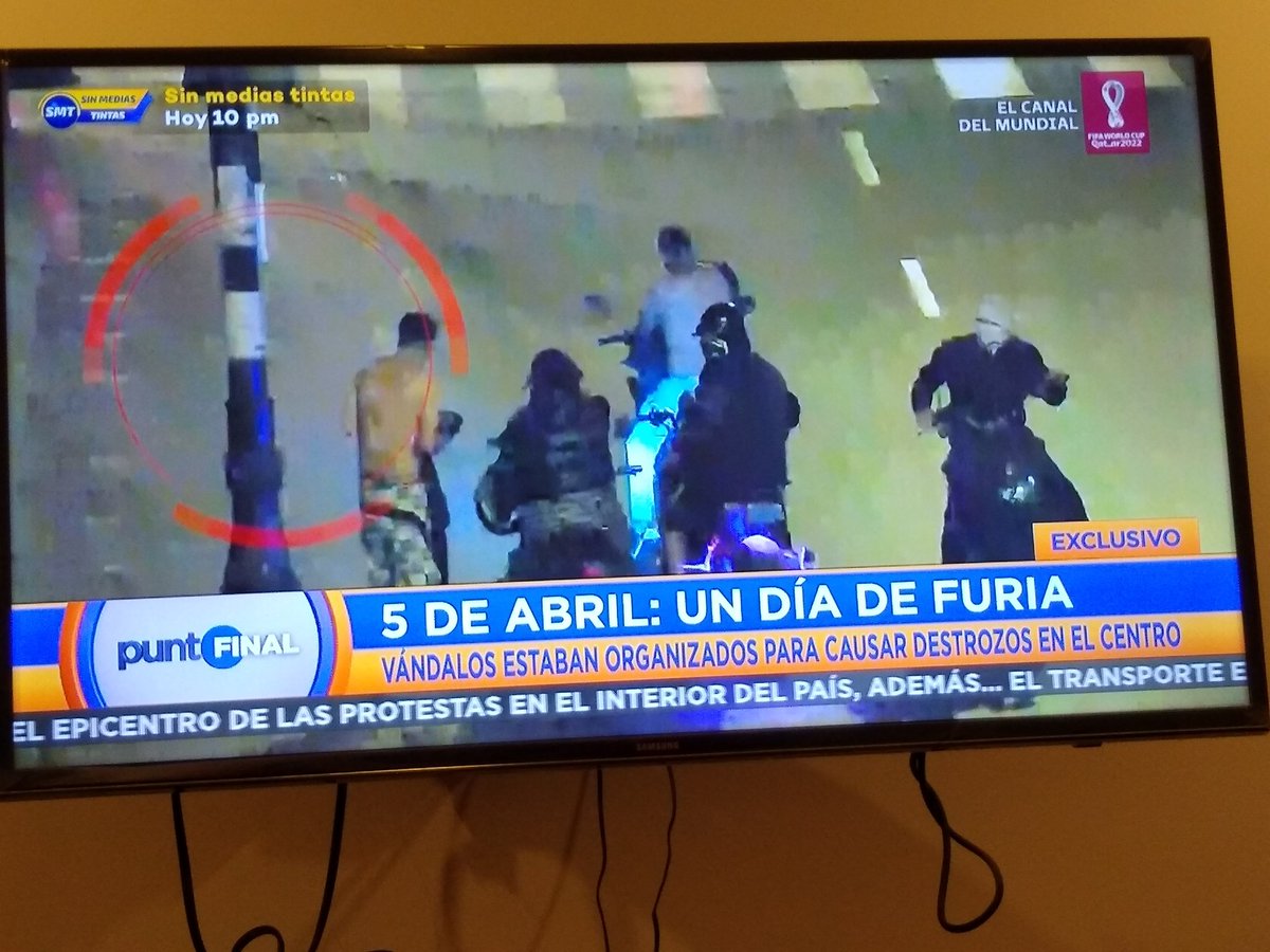 carolamm's tweet photo. .@mariahorna revela en @PuntoFinalOf que los våndalos, que causaron caos el #5deabril en el centro de Lima, estaban organizados y llegaron en motocicletas. Además se cambiaban de ropa. A quiénes respondían? https://t.co/1tqsSHelbh