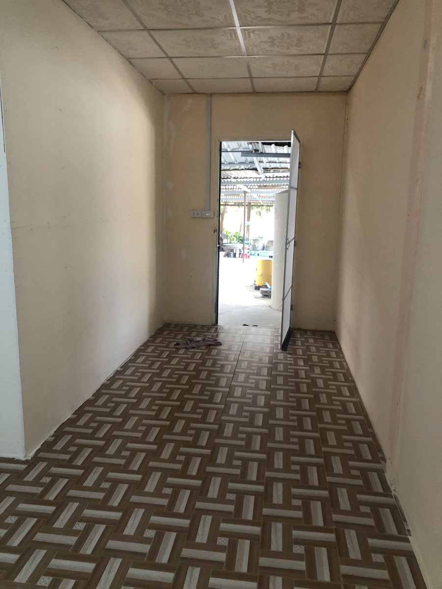 ตื่นมาต้องมานั่งทาสีในวันหยุดตัวเองงง ลูกบ้านนอนกันยังไงให้สีหลุดงง 😀😀