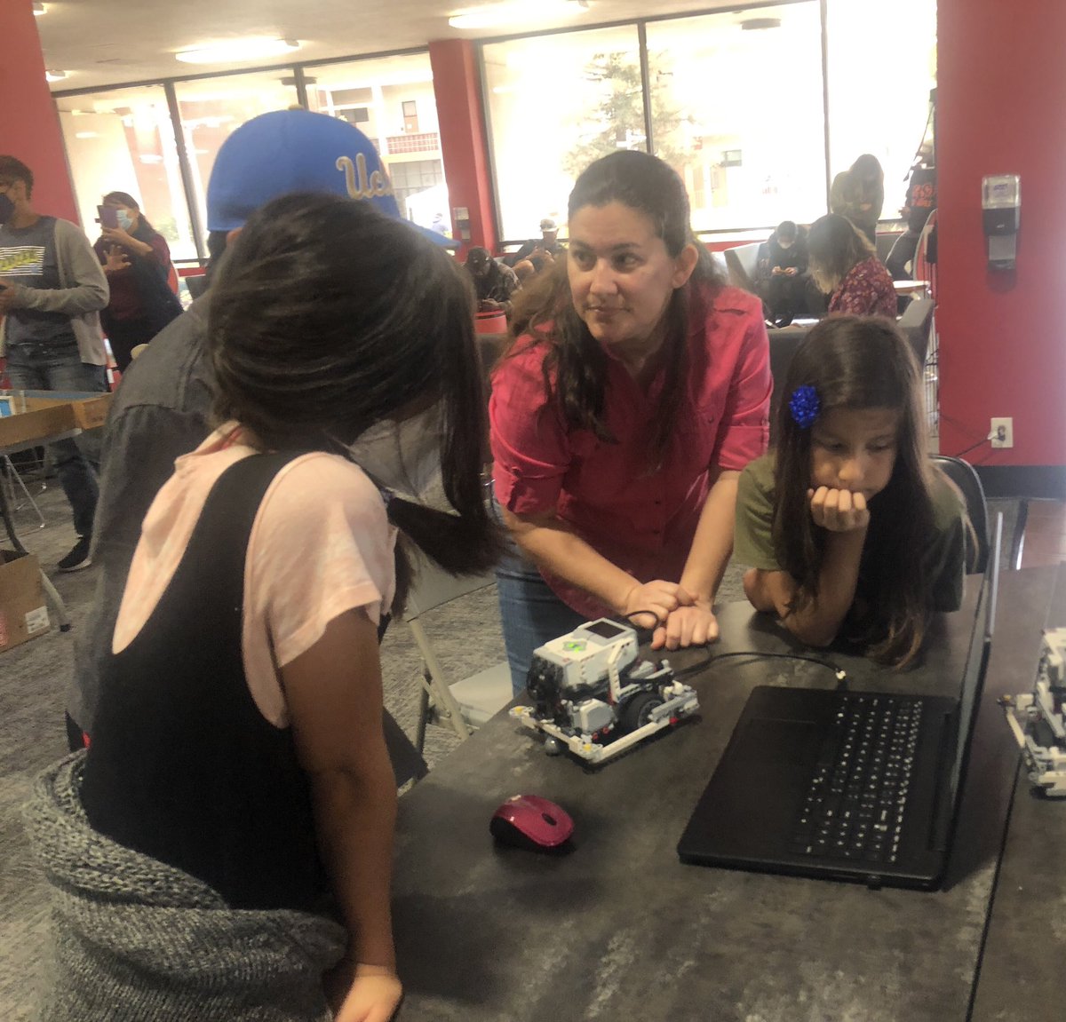 BeverlyMoutet's tweet photo. When parents get involved, we can do so much more for our students @EmersonLBUSD  #ProudtobeLBUSD #EmersonEagles https://t.co/VLlifz5s86