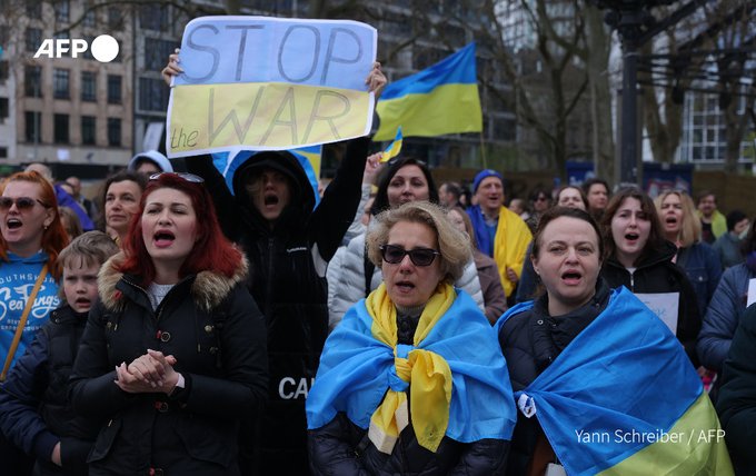 People with Ukrainian flags protest on the sidelines of a pro-Russian march in Frankfurt am Main