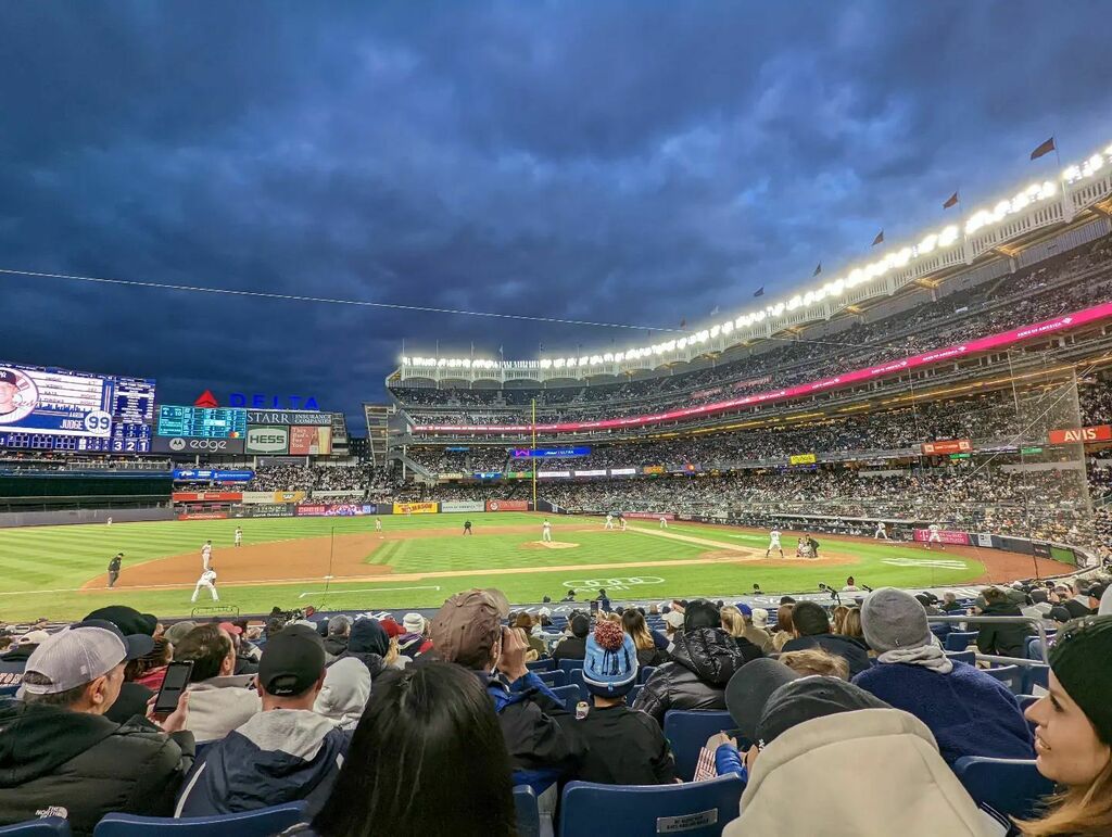 dvrocknroll's tweet photo. First game of the season and it's freeeeeeezing https://t.co/9jzDIlxxn6 https://t.co/u4hRCl9CXy