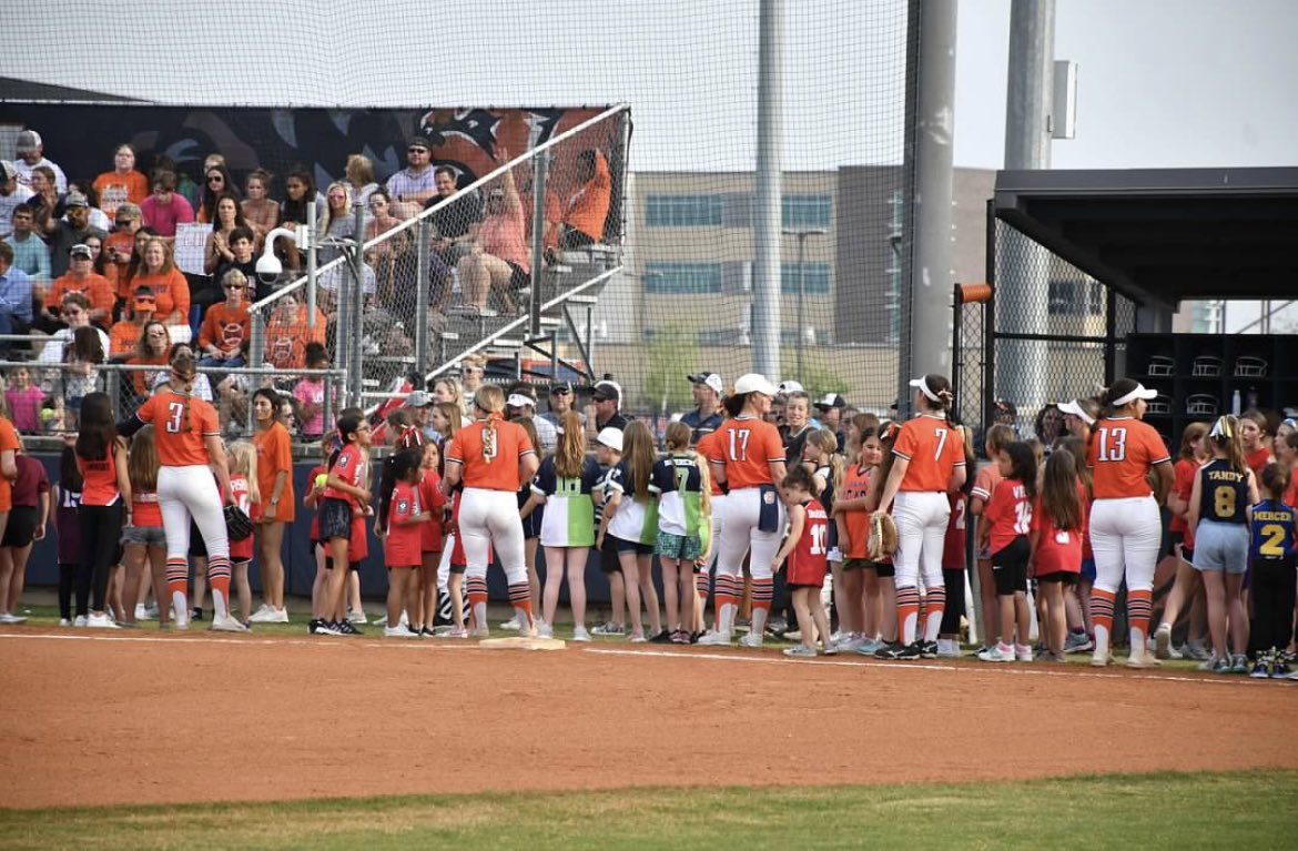 EllenShull23's tweet photo. Had a great week for @Bridgeland_SB, winning 2 very important district games and having teachers and little league there supporting! Thank you @BehennaBHSChem for coming out, you are very appreciated. Finished off the week with some volunteering with the @TheLLTeamRealty https://t.co/qMNa6xaQkC