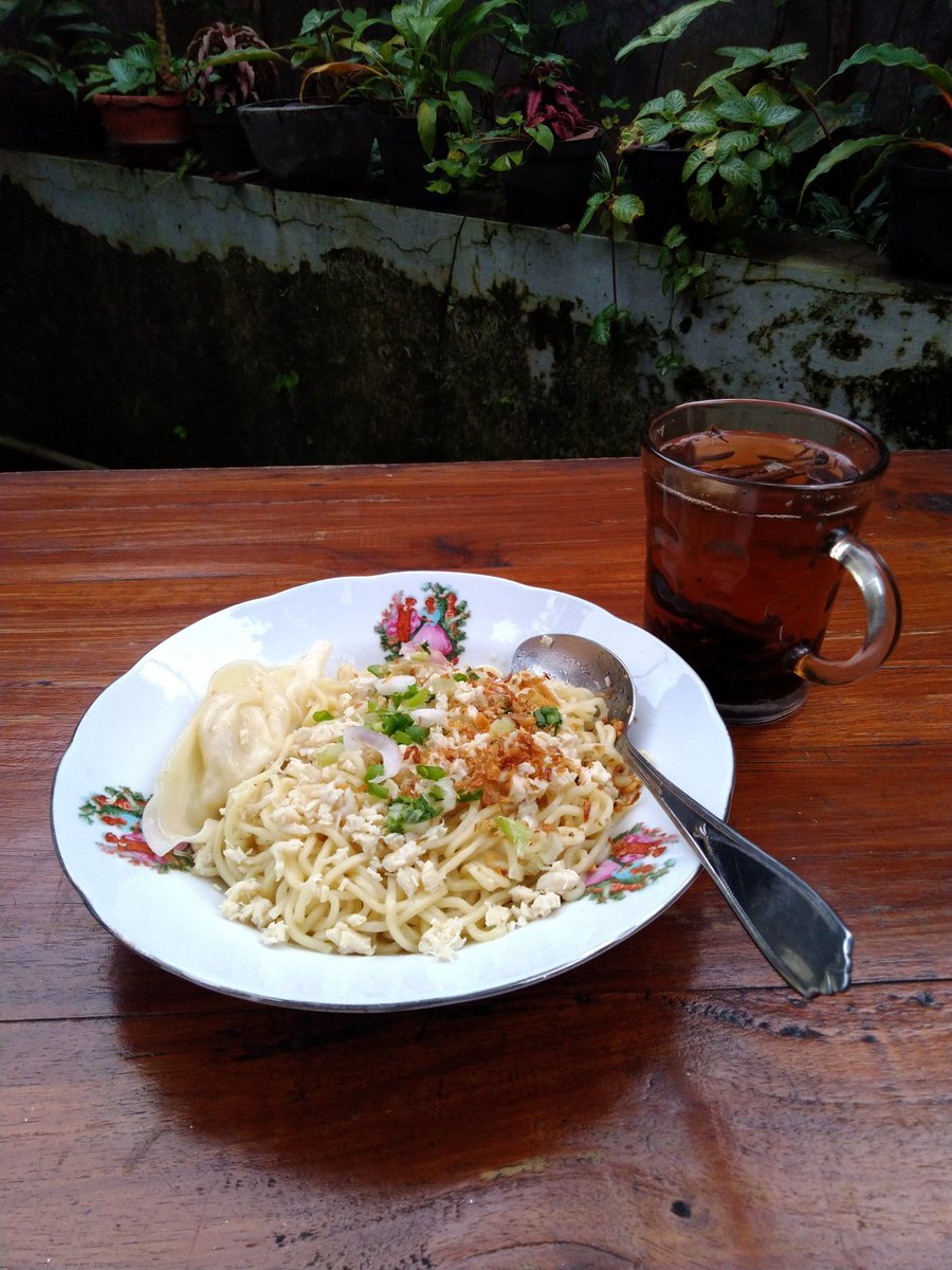 Back to the business 🤙🏼 monggo mampir, kami buka jam 9pagi sampai jam 9malam (maksimal jam 10malam). Sampai jumpa 🍻🍜