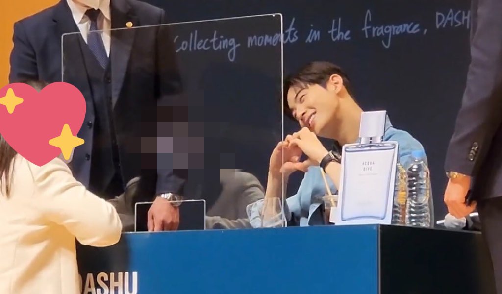 cew_like0318's tweet photo. 차은우 너무 좋아🥰
나를 위해 만들어준 하트3종💜
표정 넘 귀엽고 사랑스러워😘
누나 은우가준 하트로 현생 열심히
살다 우리은우 또 보러가야지
은우야!!!항상 응원하고 사랑해💜💜💜

#차은우 #CHAEUNWOO #다슈팬싸 https://t.co/Si9GjpGOpj