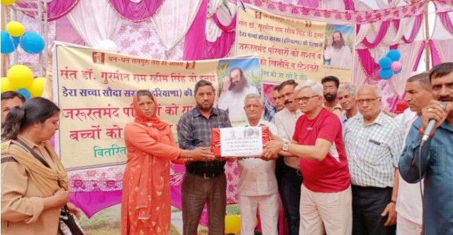 neeruvikasD's tweet photo. Volunteers of Dera sacha sauda are celebrating the 74th foundation month of Dera sacha sauda with welfare work. 
#CelebrationWithWelfare
Saint Dr. Gurmeet Ram Rahim Singh ji insan. https://t.co/oz4amnxFwy