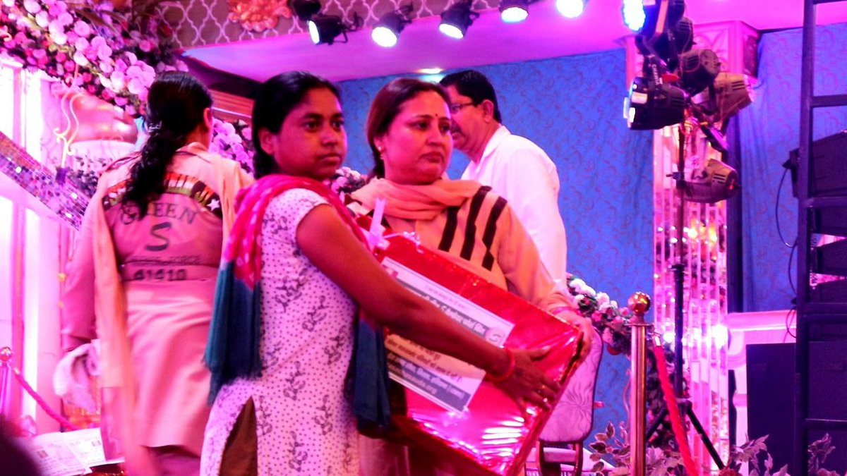 neeruvikasD's tweet photo. Volunteers of Dera sacha sauda are celebrating the 74th foundation month of Dera sacha sauda with welfare work. 
#CelebrationWithWelfare
Saint Dr. Gurmeet Ram Rahim Singh ji insan. https://t.co/oz4amnxFwy