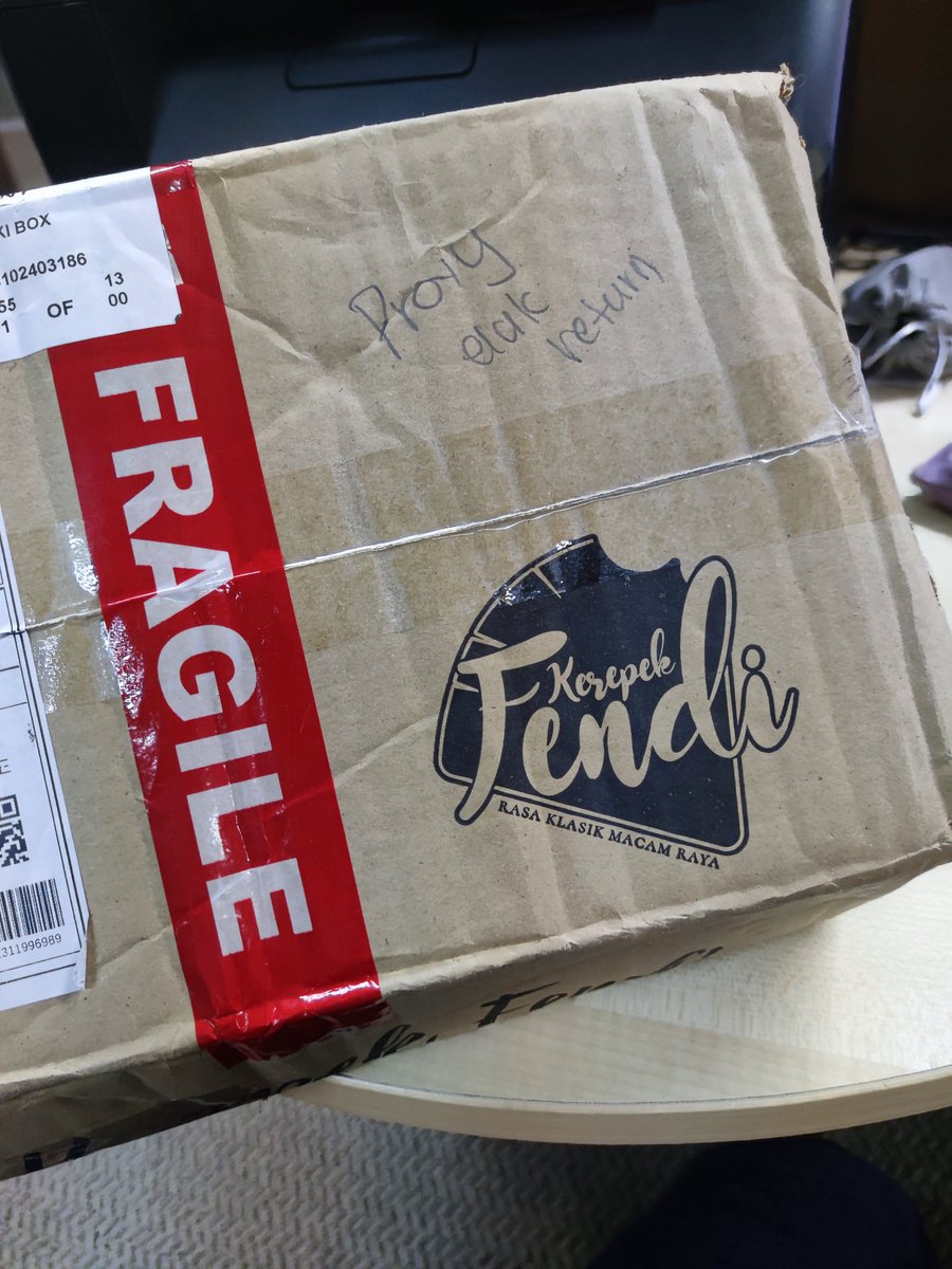 maslight's tweet photo. Finally! JNT delivery guy yang tolong.  I asked on Friday, Friday jua dia cari and send.  Today baru collect from pak guard.  #hopeisnotlost https://t.co/4uEKxrGCfJ