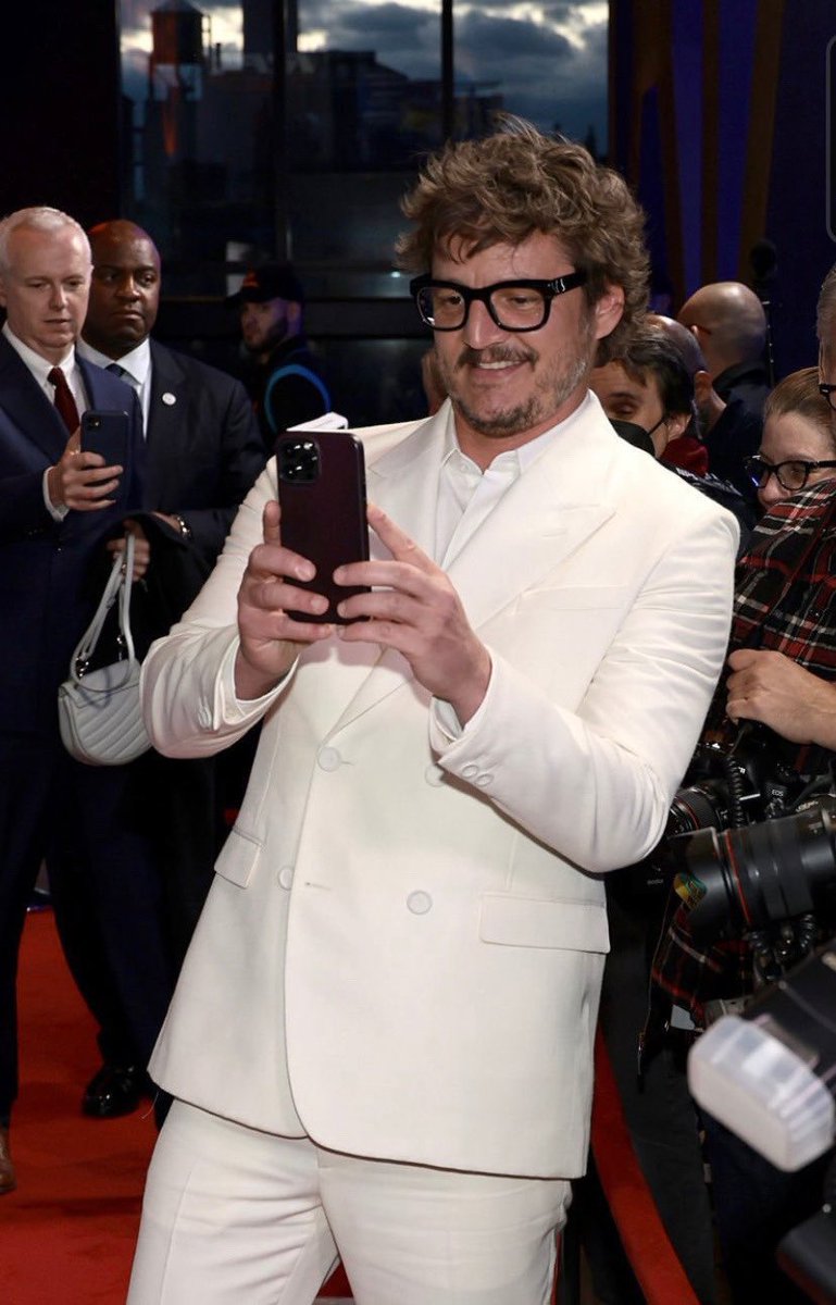 wizardjarin's tweet photo. Something about this genre of Pedro Pascal pictures https://t.co/IvlGF3Igkp