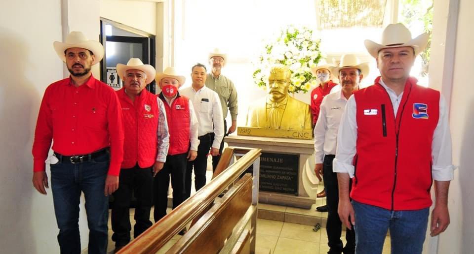 Ismael Hernández (@hernandezderas) on Twitter photo Honramos al General Emiliano Zapata en su 103 aniversario luctuoso. De la mano de <a href="/EVillegasV/">Esteban Villegas V.</a>, candidato a la gubernatura en Durango, vamos a construir el campo que merecemos las y los duranguenses ¡La lucha sigue!
#ZapataVive Honramos al General Emiliano Zapata en su 103 aniversario luctuoso. De la mano de <a href="/EVillegasV/">Esteban Villegas V.</a>, candidato a la gubernatura en Durango, vamos a construir el campo que merecemos las y los duranguenses ¡La lucha sigue!
#ZapataVive