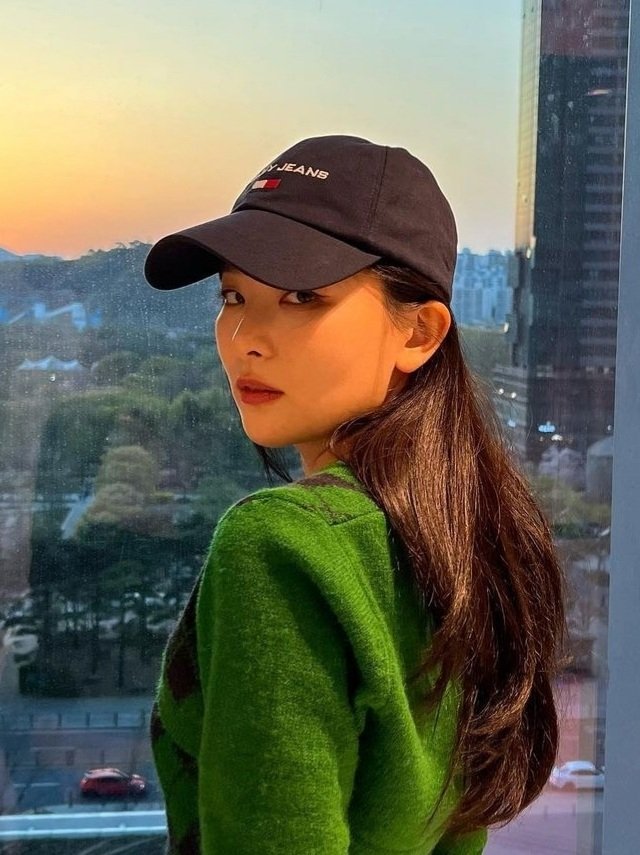 KSEULGILOOKS's tweet photo. seulgi wearing a cap just hits different

#슬기 #SEULGI https://t.co/eIqjebA7YG