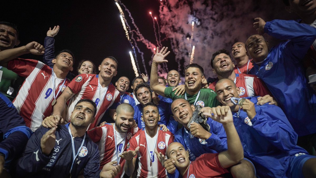 lospynandipy's tweet photo. #APFFútbolPlaya 🇵🇾
🇵🇾🏅 El festejo de los vencedores de la Zona Sur 🥳
#OrgulloPynandi 👣
#LigaEvoluciónFP
📸 AFA Evolución https://t.co/RVEJUzjsD9