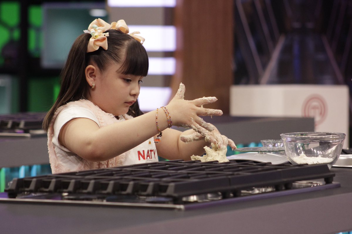 ¡Las aspirantes están preparando deliciosos platillos para ser salvadas de la eliminación de esta noche! ✨🍴🤞🏼 #MasterChefJunior