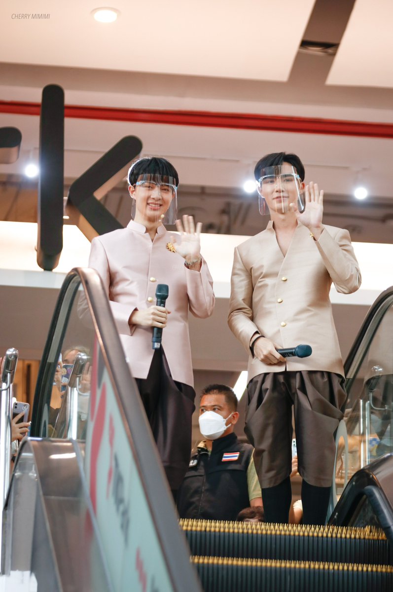 cherrymimimi_'s tweet photo. ขอขอบคุณทาง Central Food Hall ด้วยนะคะ ที่ให้โอกาสน้องซี-นุนิวมาร่วมงาน Thai Street Food #TrulyWorldClass กับทางเซนทรัลเวิล์ด งานนี้ทำเอาแฟนคลับฟินถ้วนหน้าเลยค่ะ☺️ #CentralfoodhallXZeeNuNew 

@zee_pruk @CwrNew #ZeeNunew 
#เที่ยวงานThaiStreetFoodกับซีนุนิว 💖🧡 https://t.co/xXKiUJWOcd
