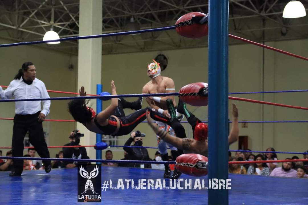 LaTijeraLucha's tweet image. En una lucha mixta con buen ritmo y castigos de poder, #SussyLove y #Limbo impone condiciones a #MissDelicious y #Sodom en #DeportivoDeLosElectricistas, en lo que marca la revancha, ya que en el primer cotejo la semana pasada #LosAfrodisiacos habían dado cuenta del #BandidosGym.
